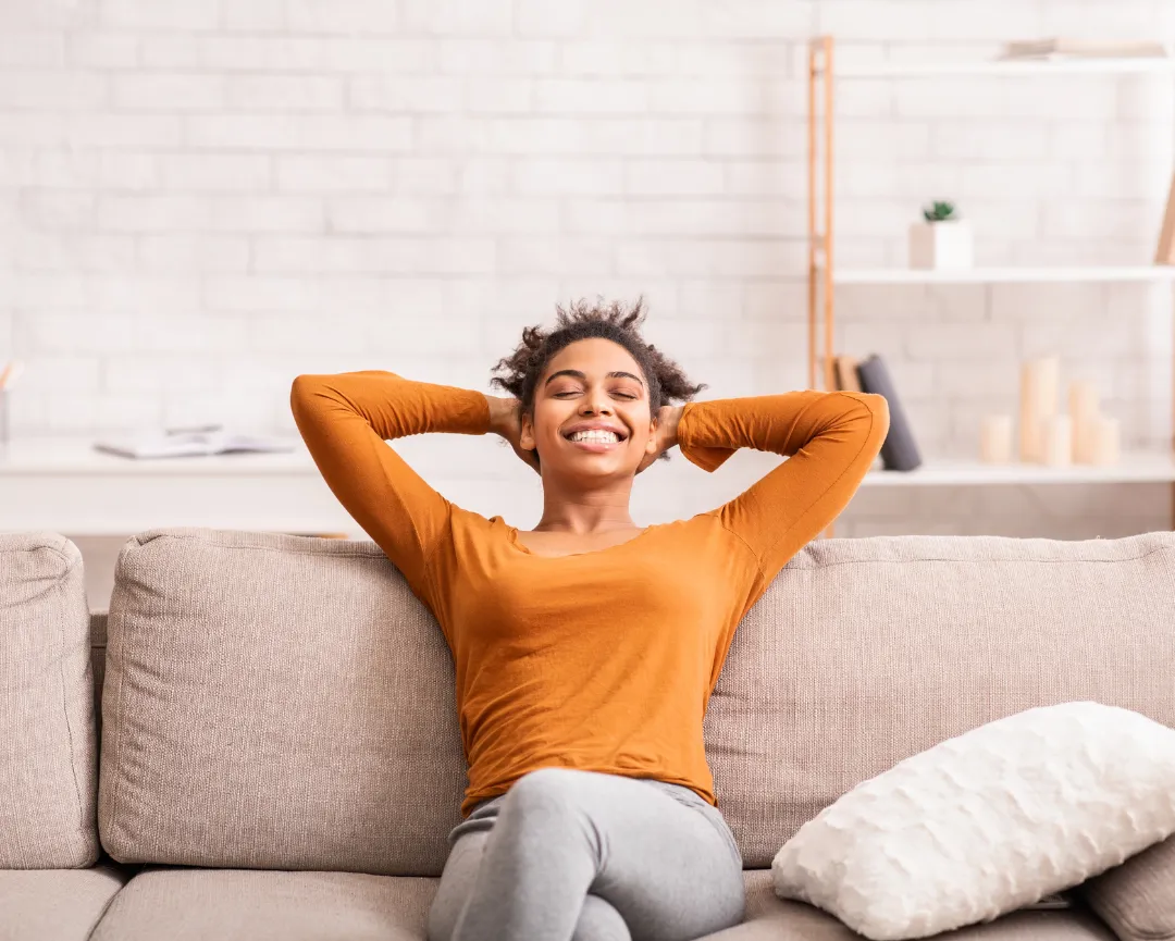 Personne qui se relaxe sur un sofa propre