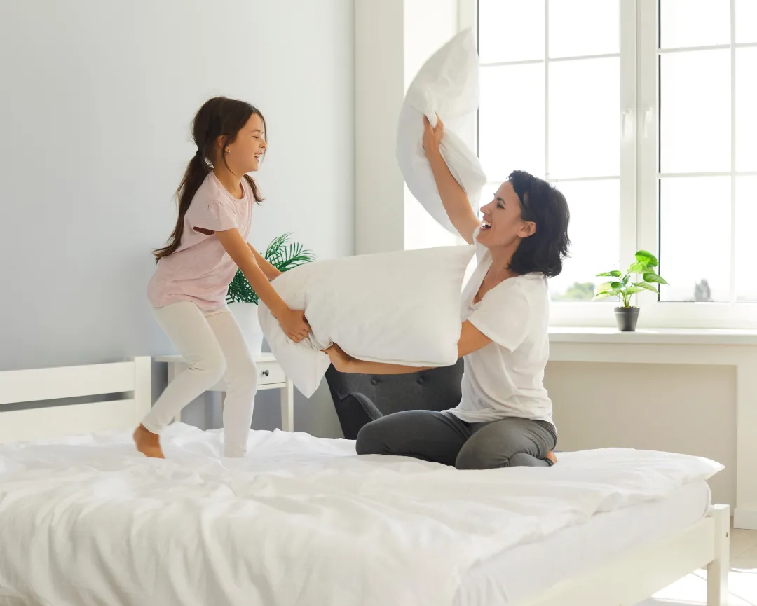 famille qui s'amuse sur matelas