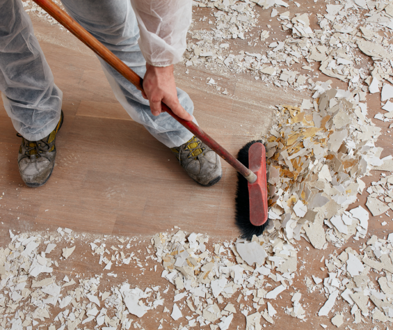 personne passe le balain pour le nettoyage après travaux